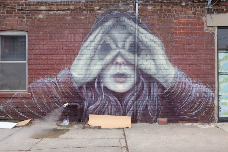 Peeking graffito